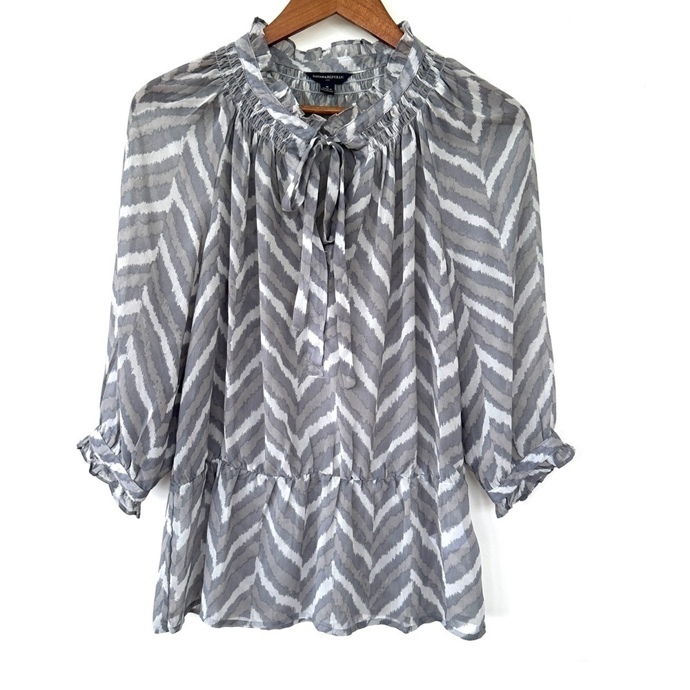 Banana Republic top, raglan cut 3/4 length sleeves, elasticized waist, v-neck